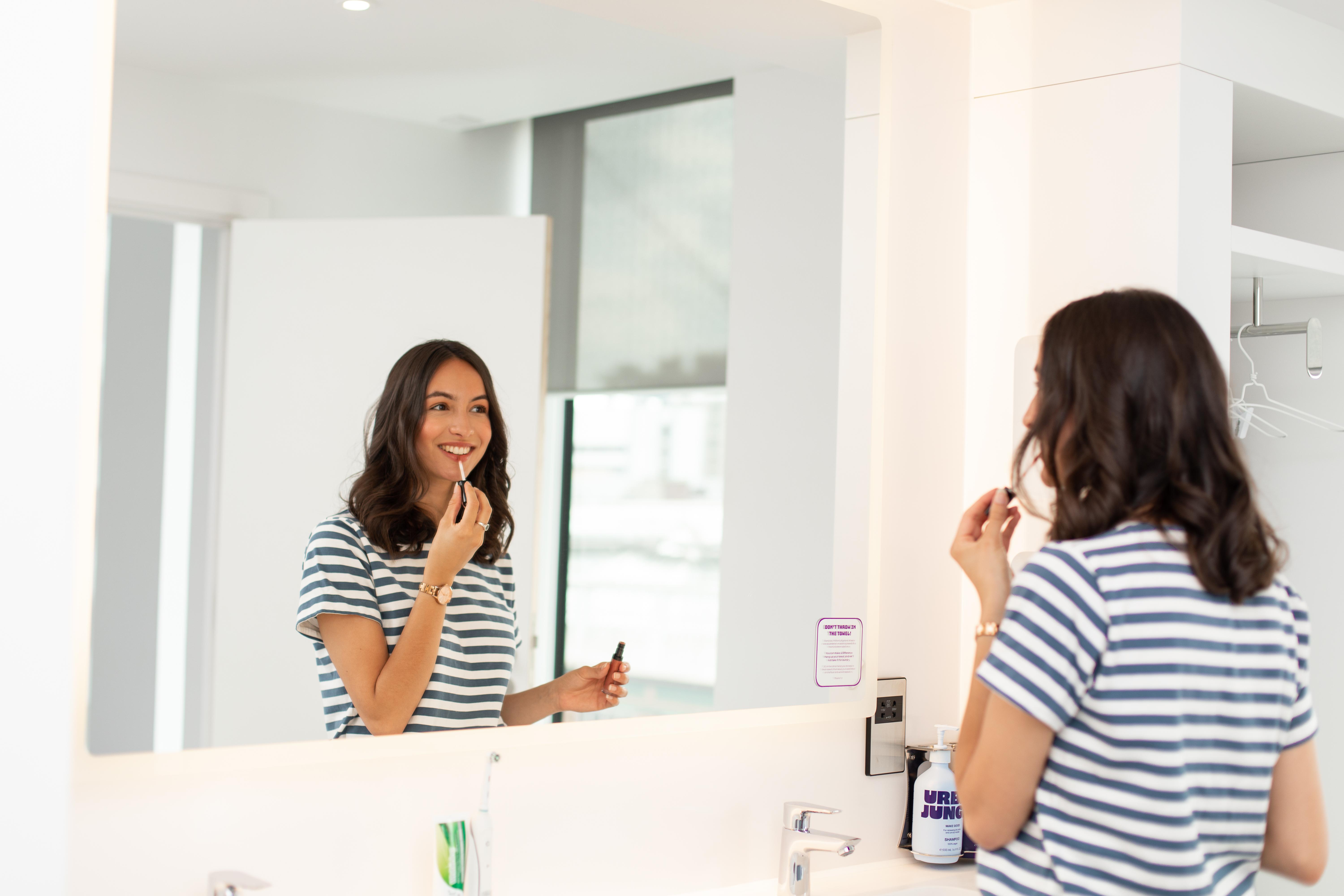 Yotel Глазго Екстер'єр фото A woman applying lip liner.
