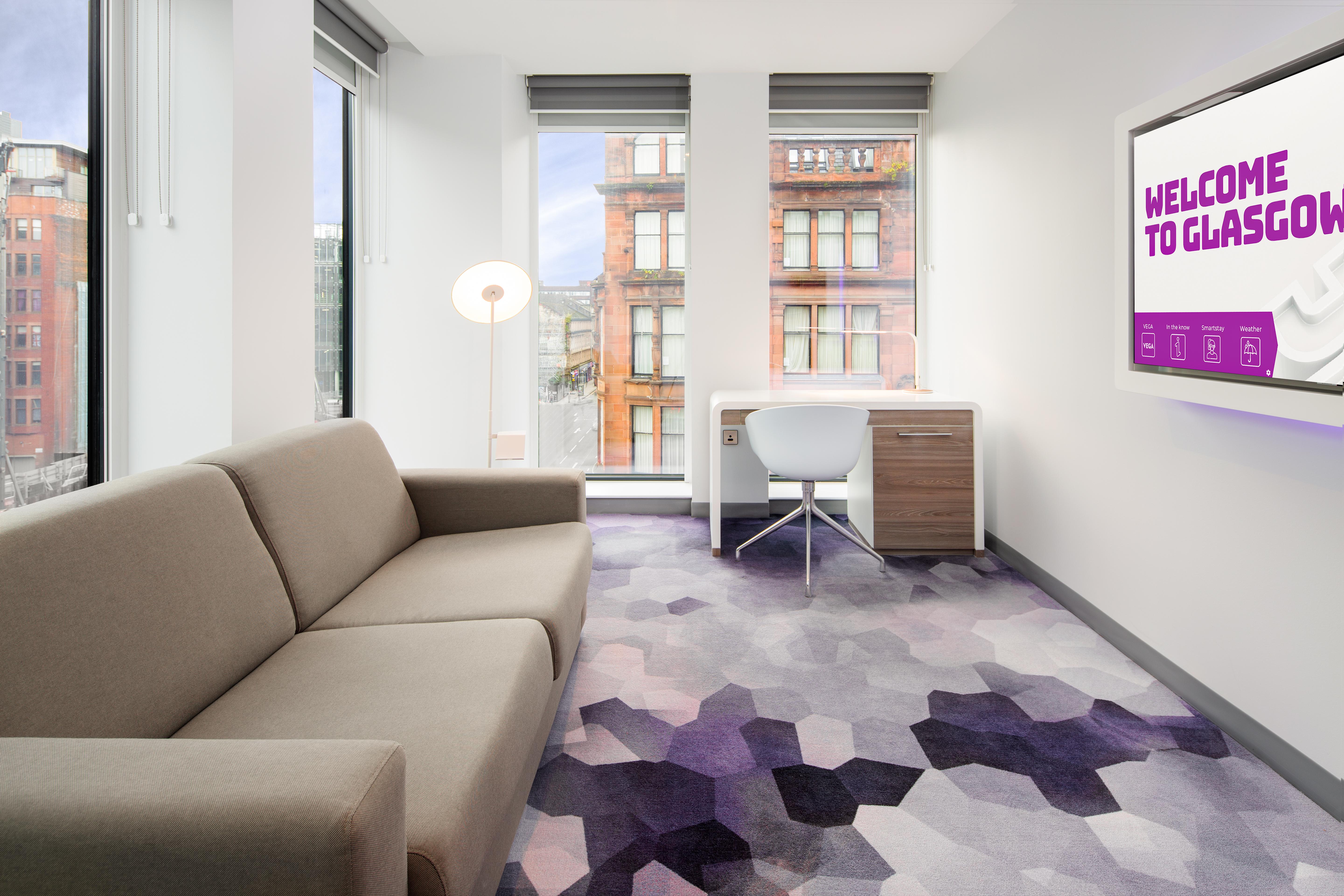 Yotel Глазго Екстер'єр фото A room at the new Edinburgh Holiday Inn Express