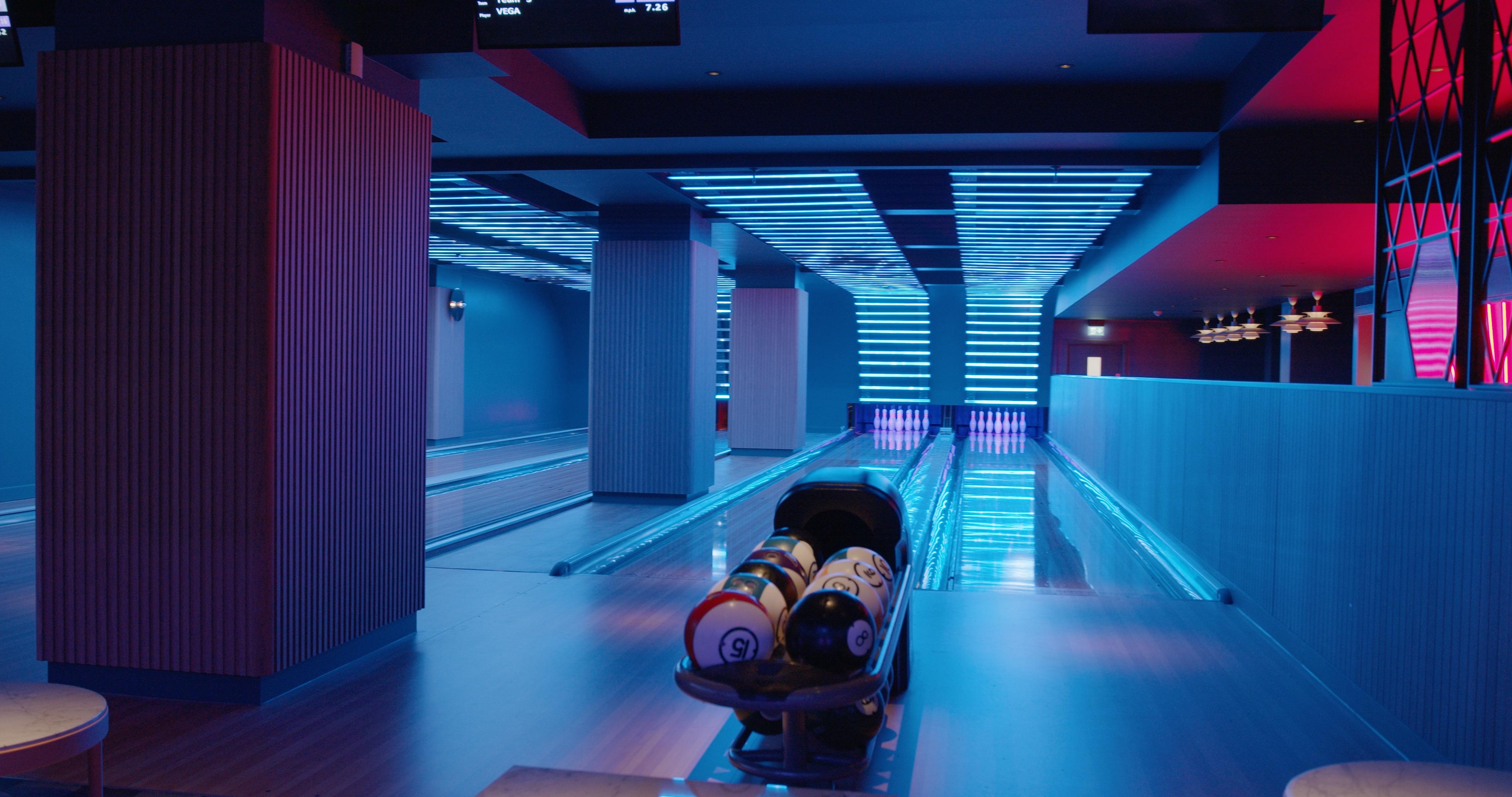 Yotel Глазго Екстер'єр фото The interior of the bowling alley at the hotel