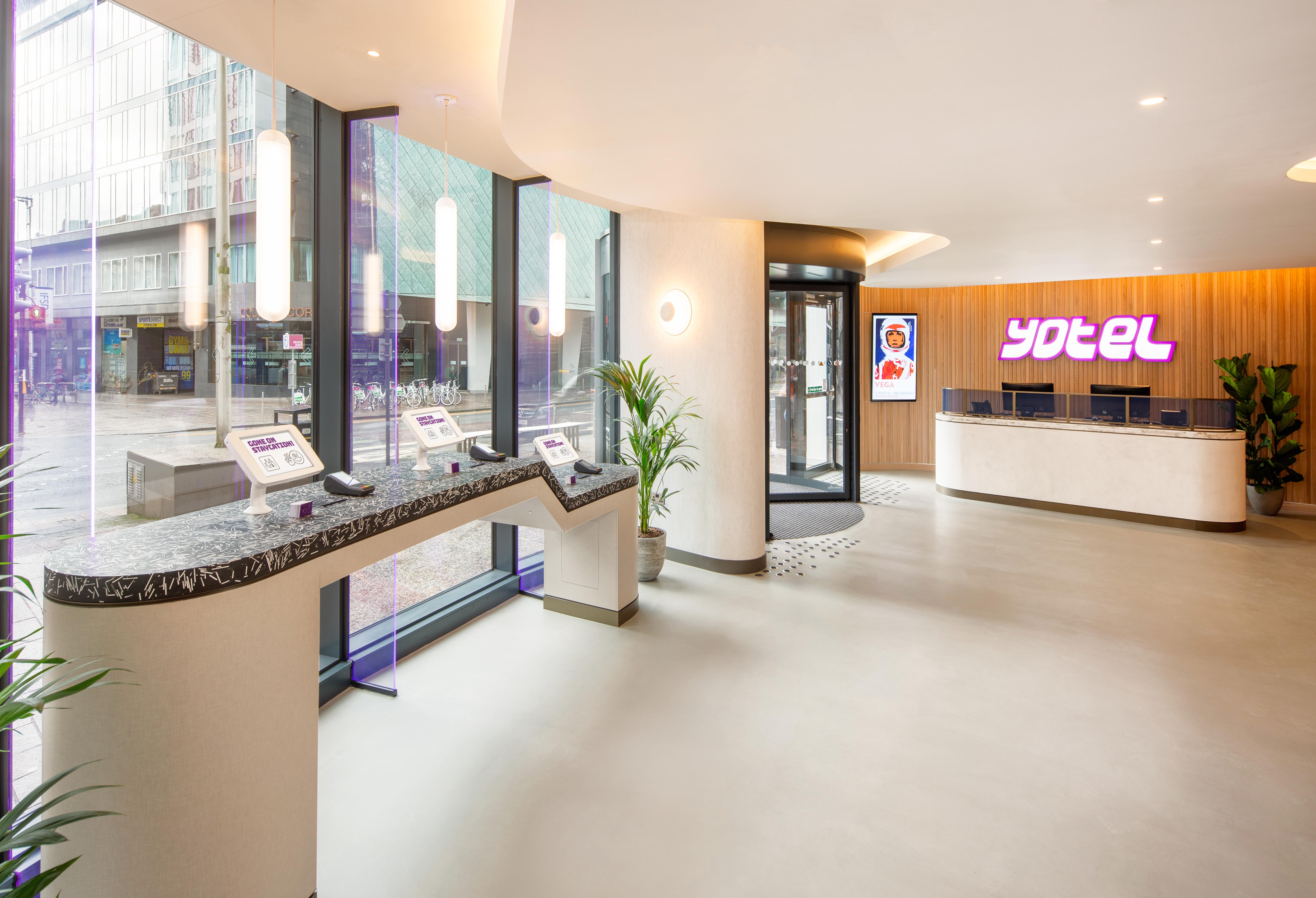 Yotel Глазго Екстер'єр фото Reception desk of a Yotel in London
