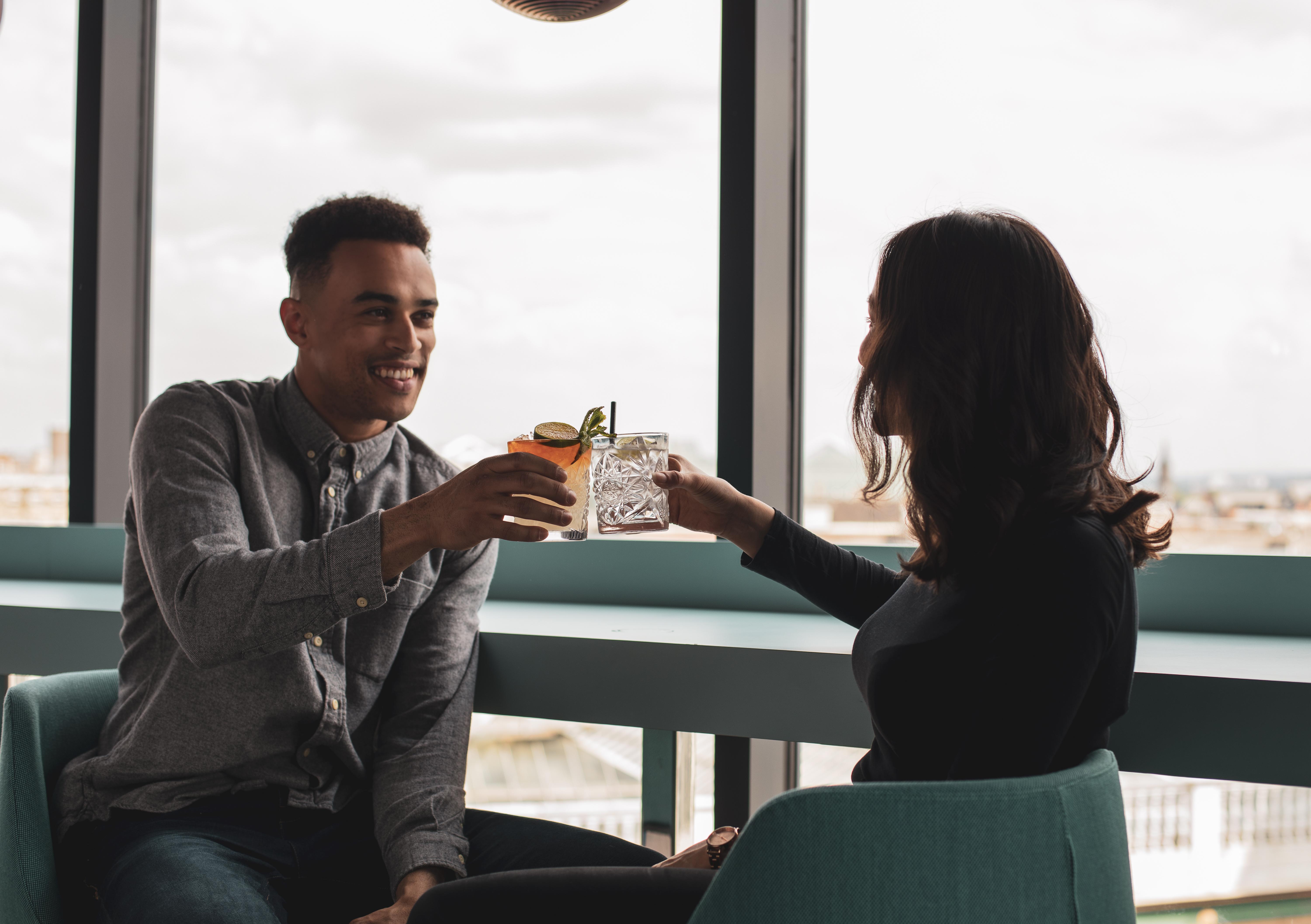 Yotel Глазго Екстер'єр фото A couple having drinks together.