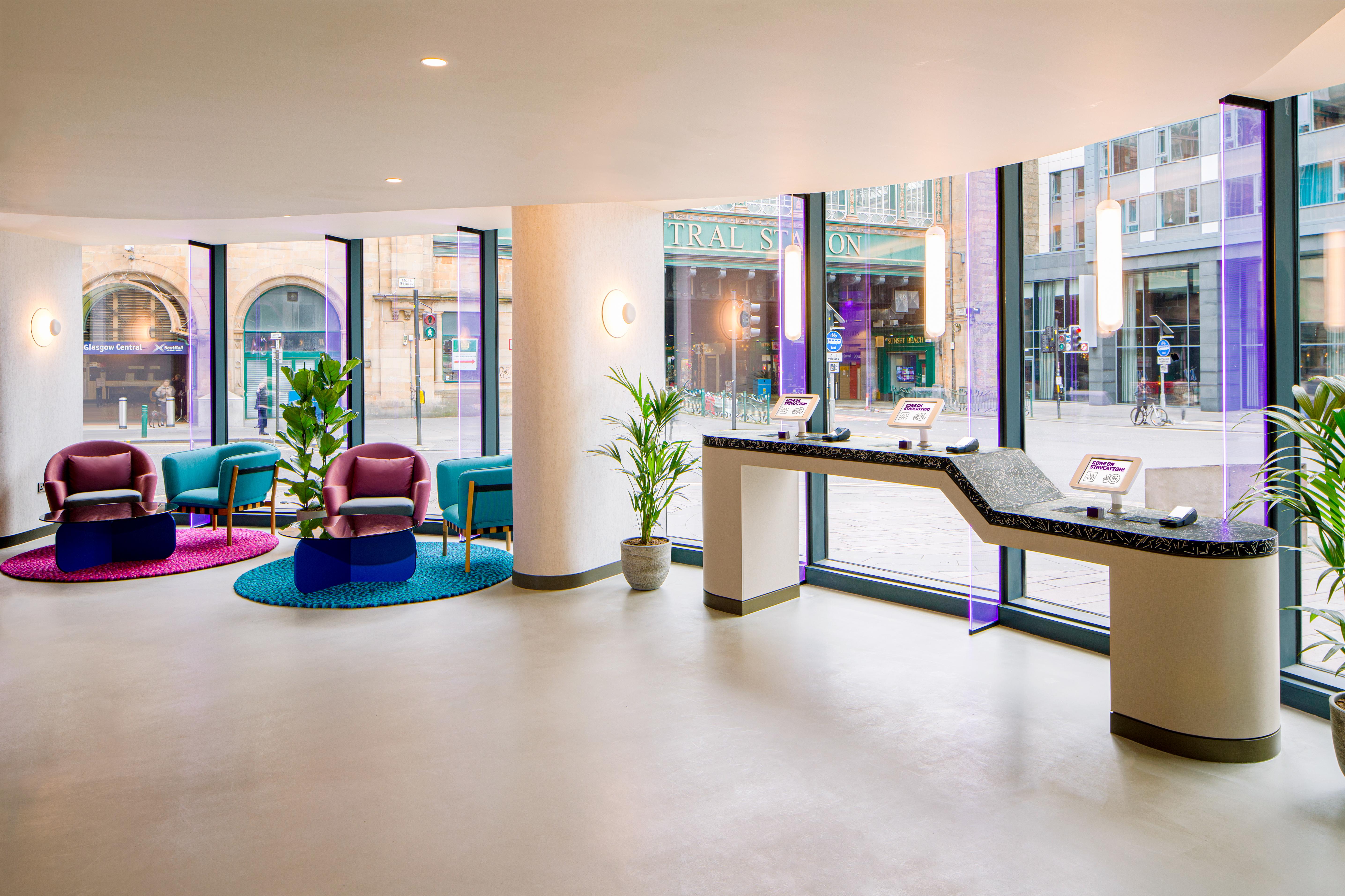 Yotel Глазго Екстер'єр фото Reception desk at Edinburgh Airport