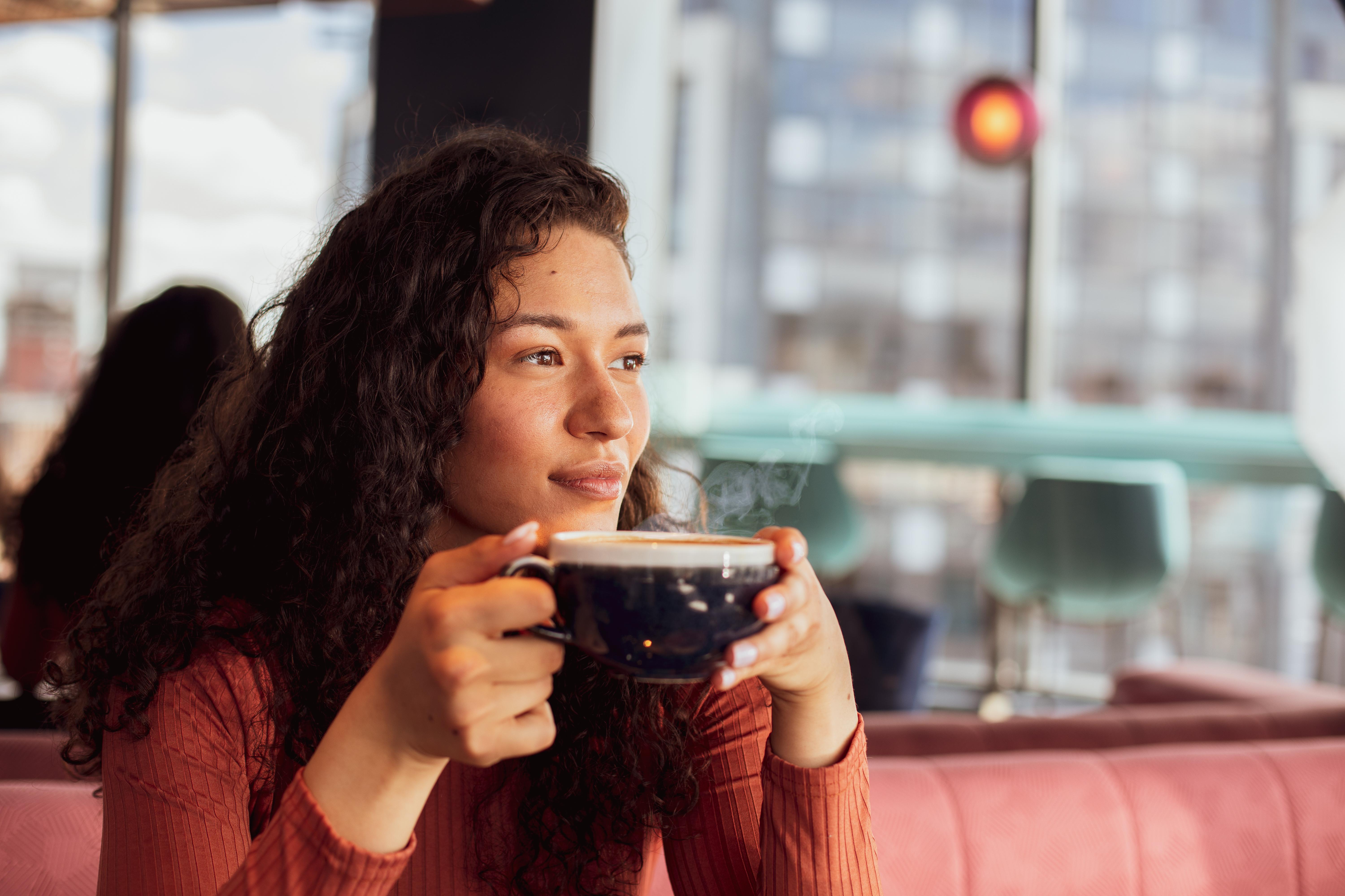 Yotel Глазго Екстер'єр фото A woman drinking coffee.