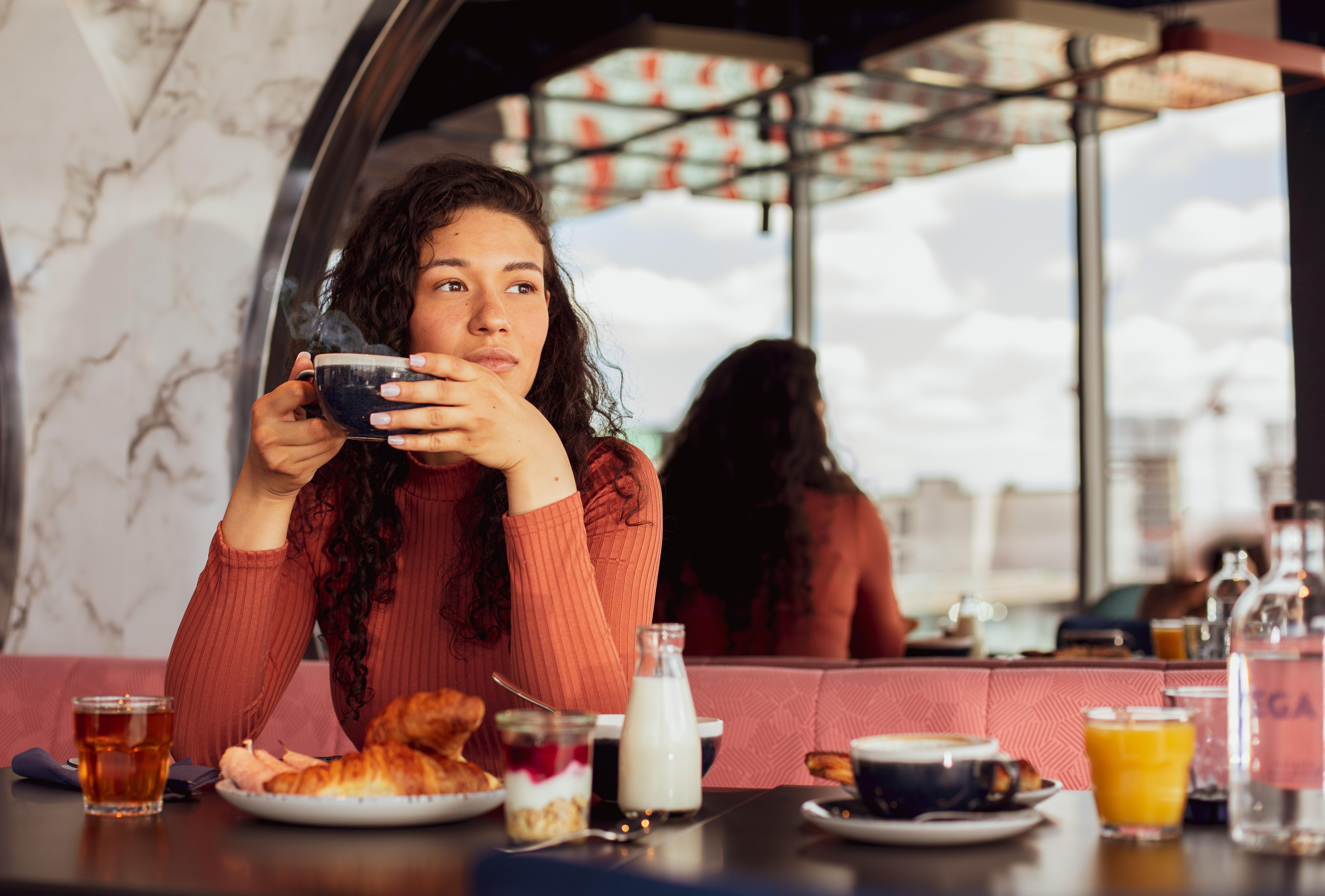 Yotel Глазго Екстер'єр фото A woman having breakfast at a cafe.