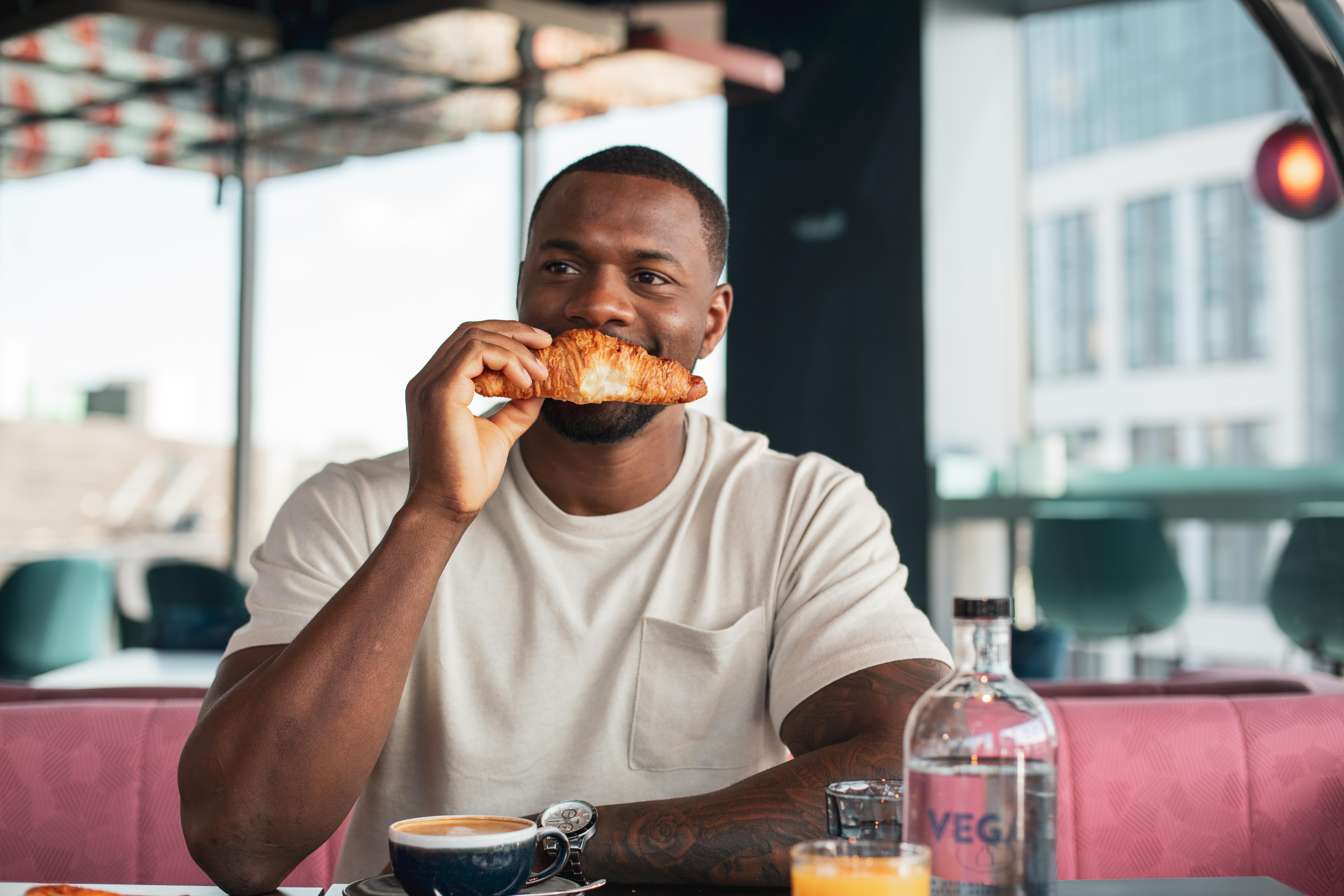 Yotel Глазго Екстер'єр фото Photo of a man eating a croissant