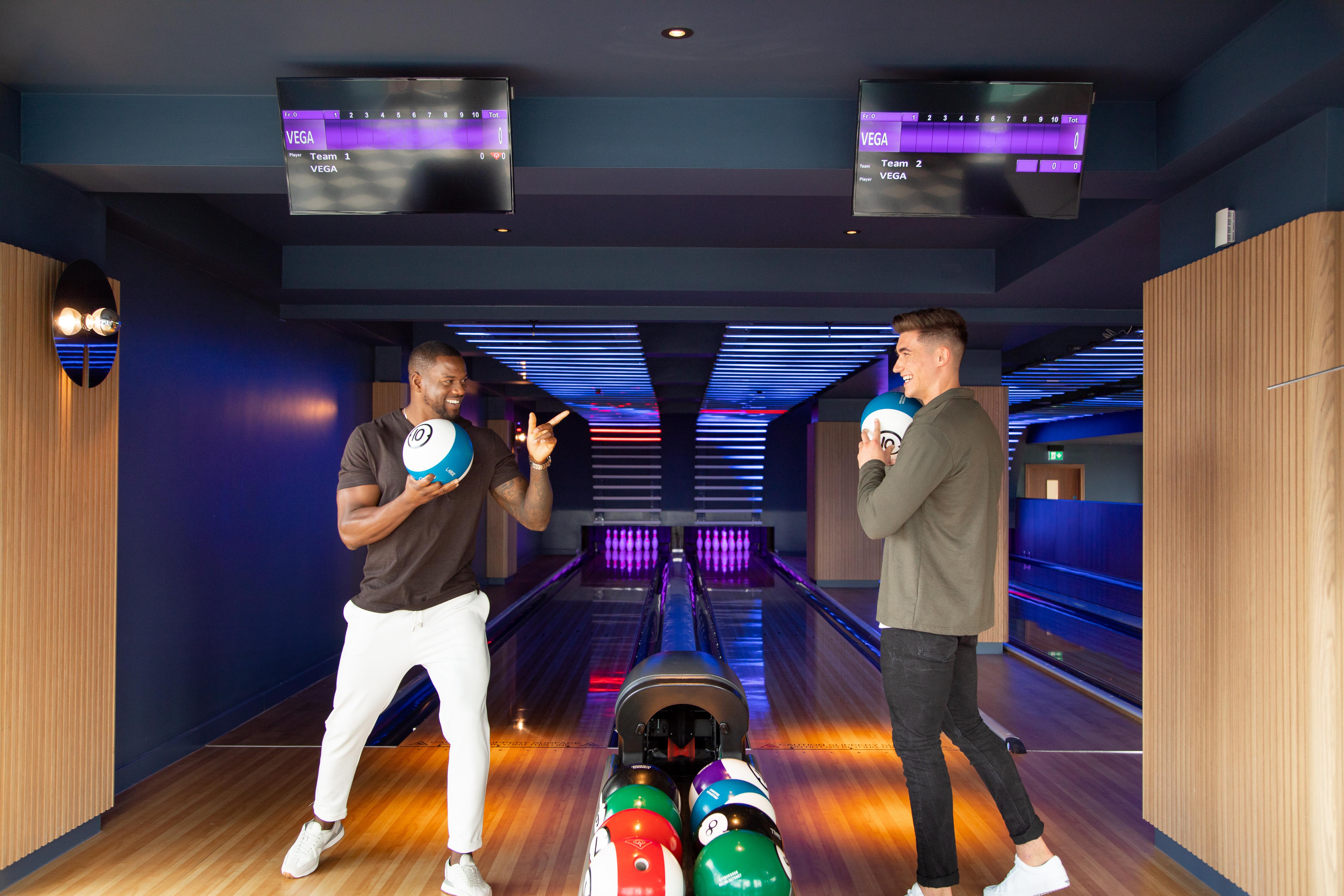 Yotel Глазго Екстер'єр фото Photo of two men playing bowling