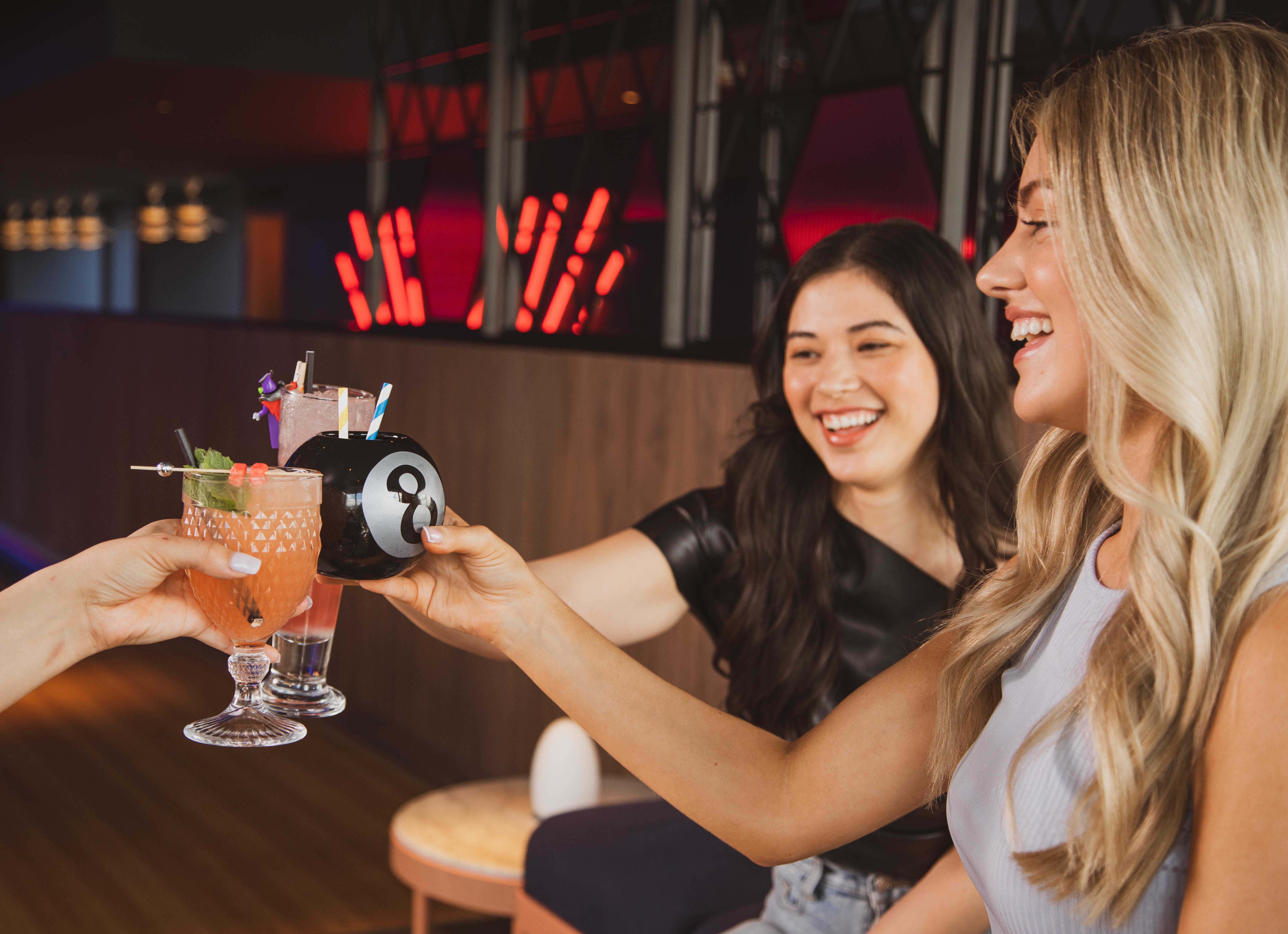 Yotel Глазго Екстер'єр фото Two women toasting with drinks.