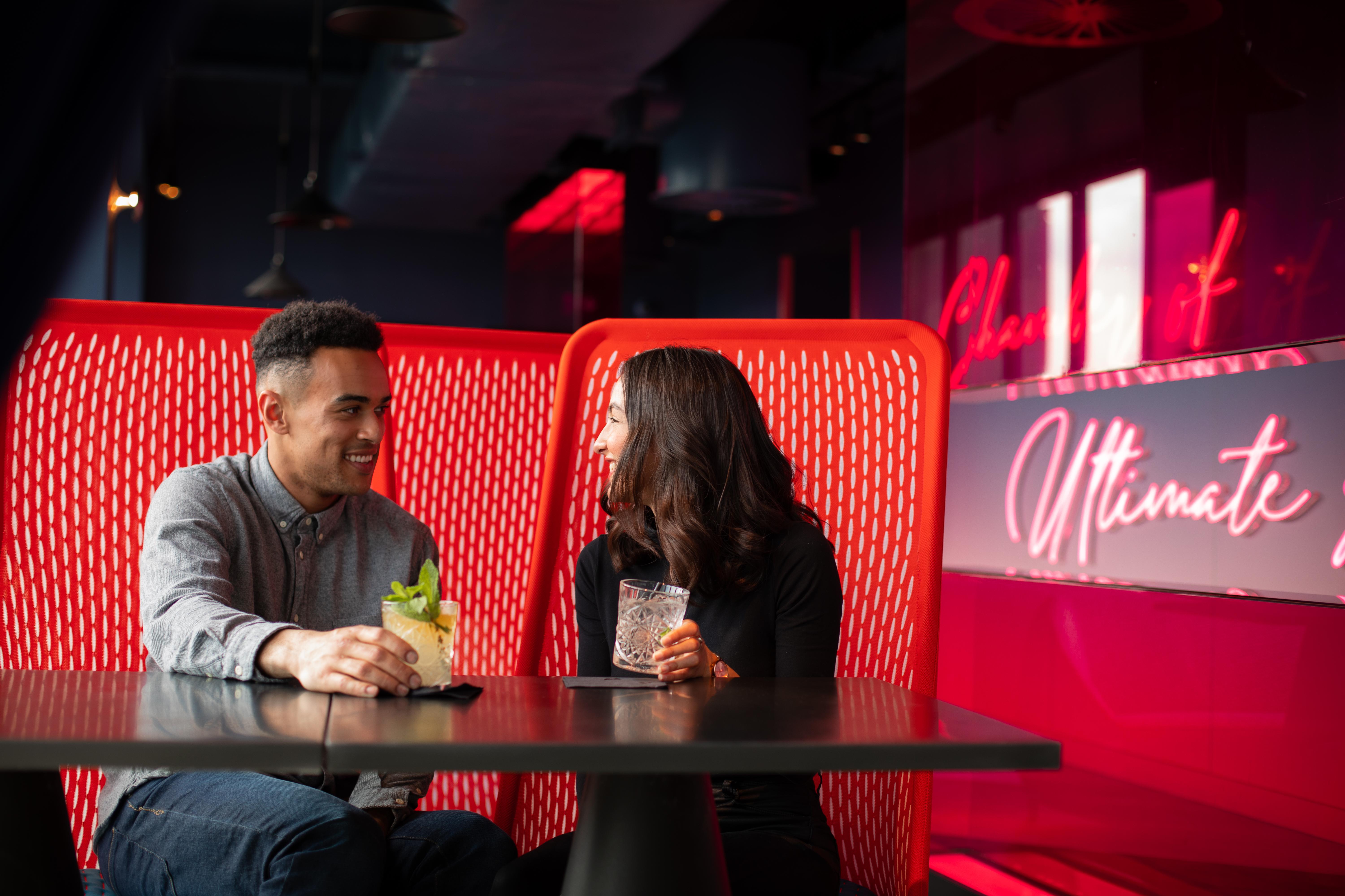 Yotel Глазго Екстер'єр фото Photo of couple sitting in booth with drinks