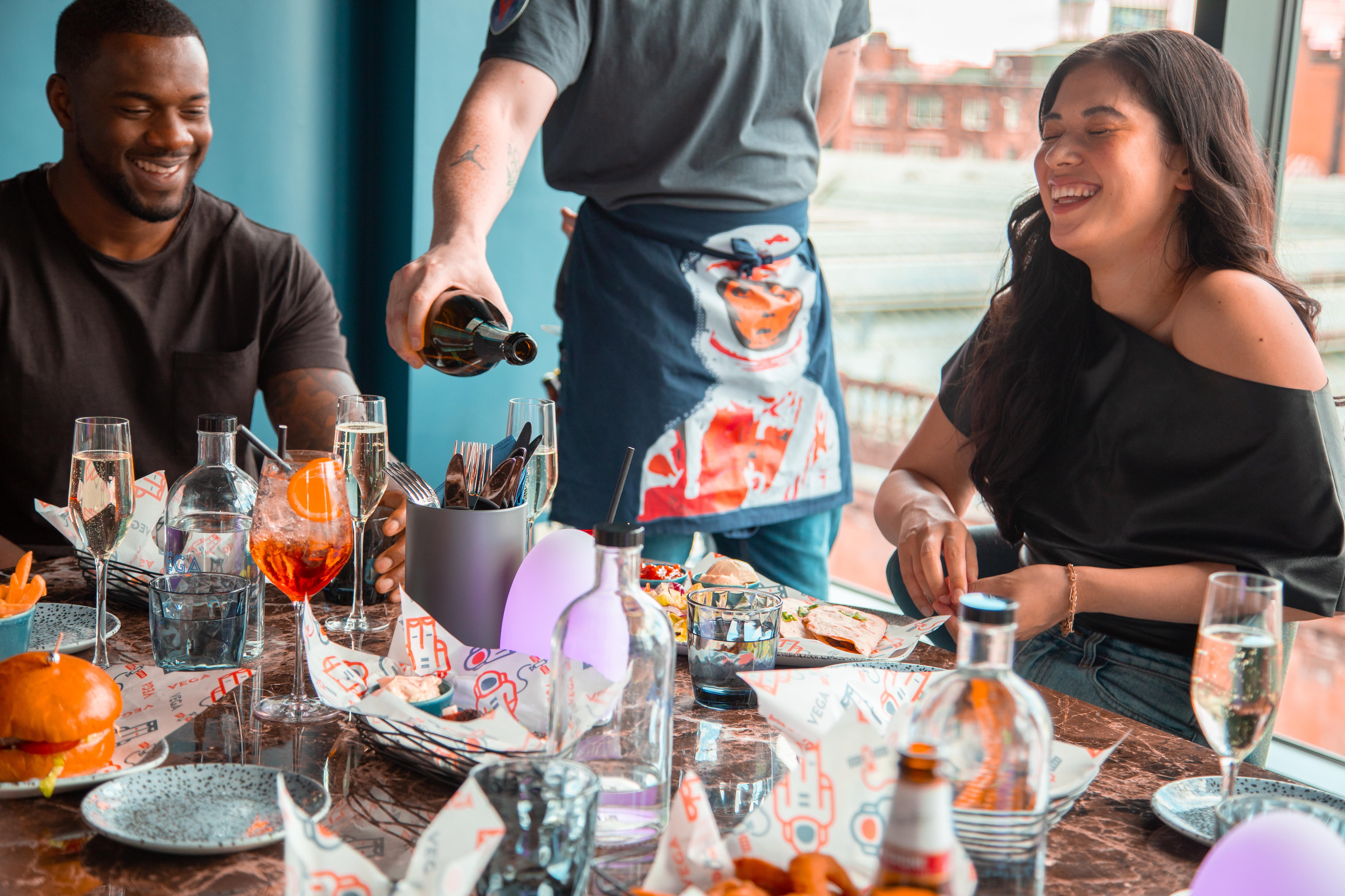 Yotel Глазго Екстер'єр фото A waiter serving a couple drinks at a restaurant