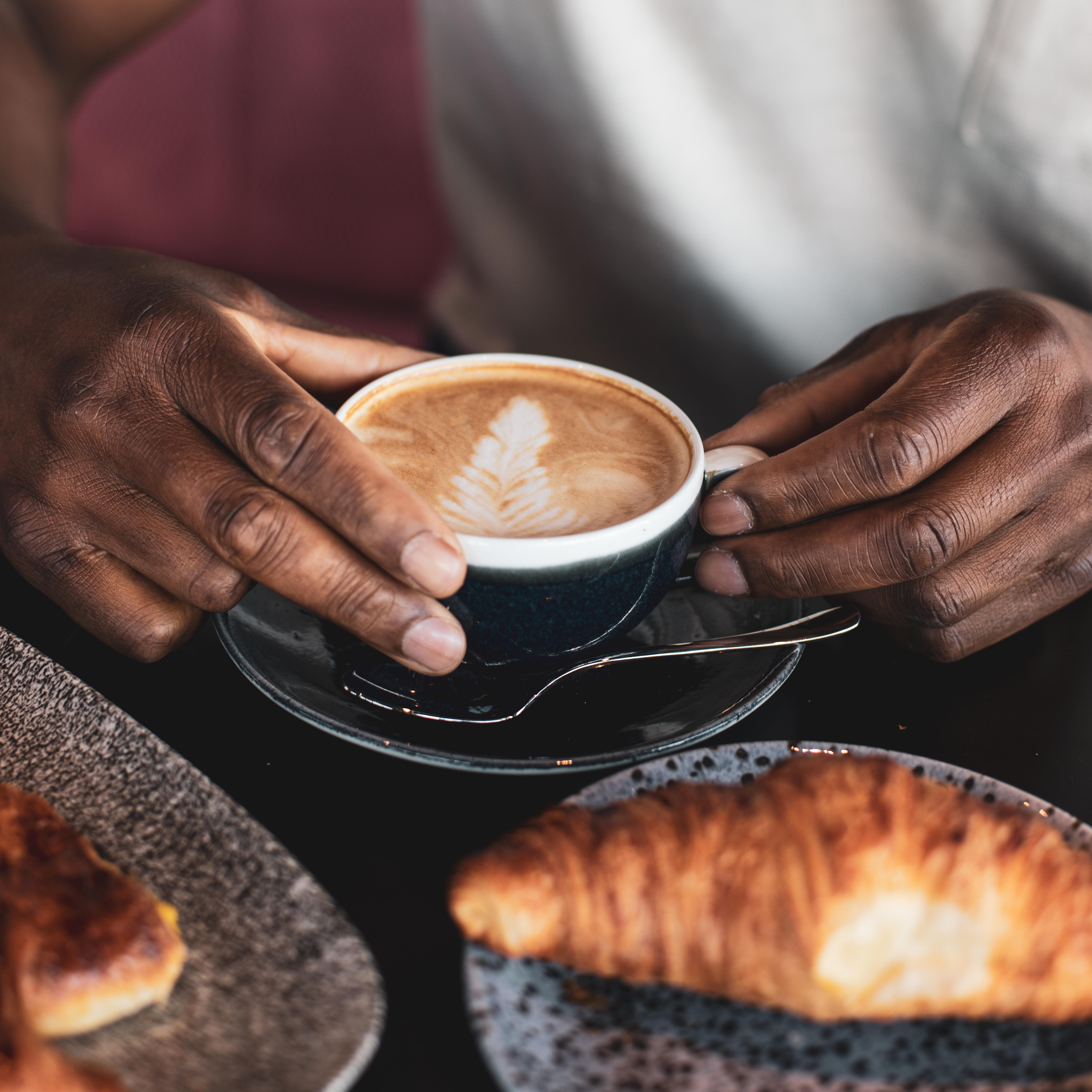 Yotel Глазго Екстер'єр фото A man holding a cup of coffee.