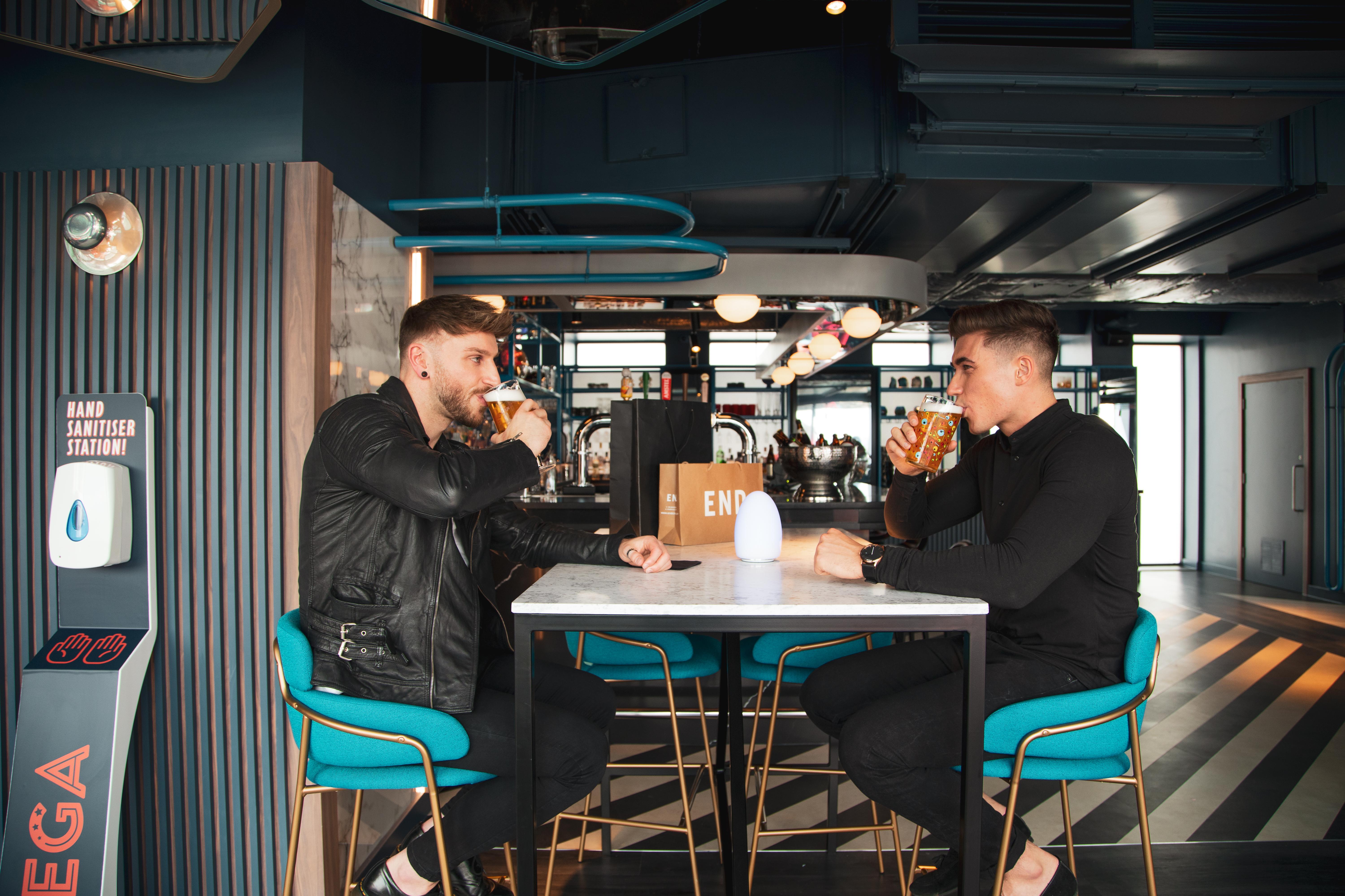 Yotel Глазго Екстер'єр фото Two men drinking at a bar