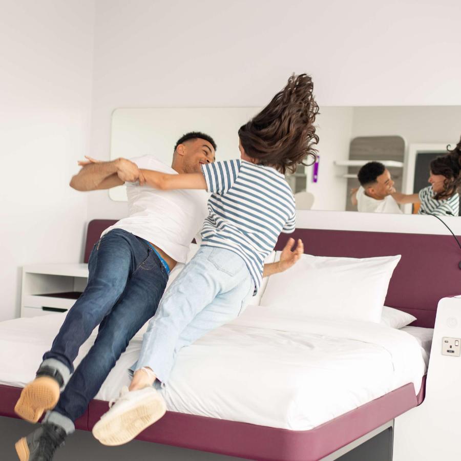 Yotel Глазго Екстер'єр фото "I'm not a fan of the bed."